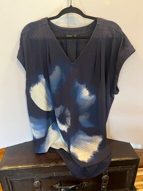 Simply Vera Vera Wang Navy Blue and White Floral V-Neck Blouse